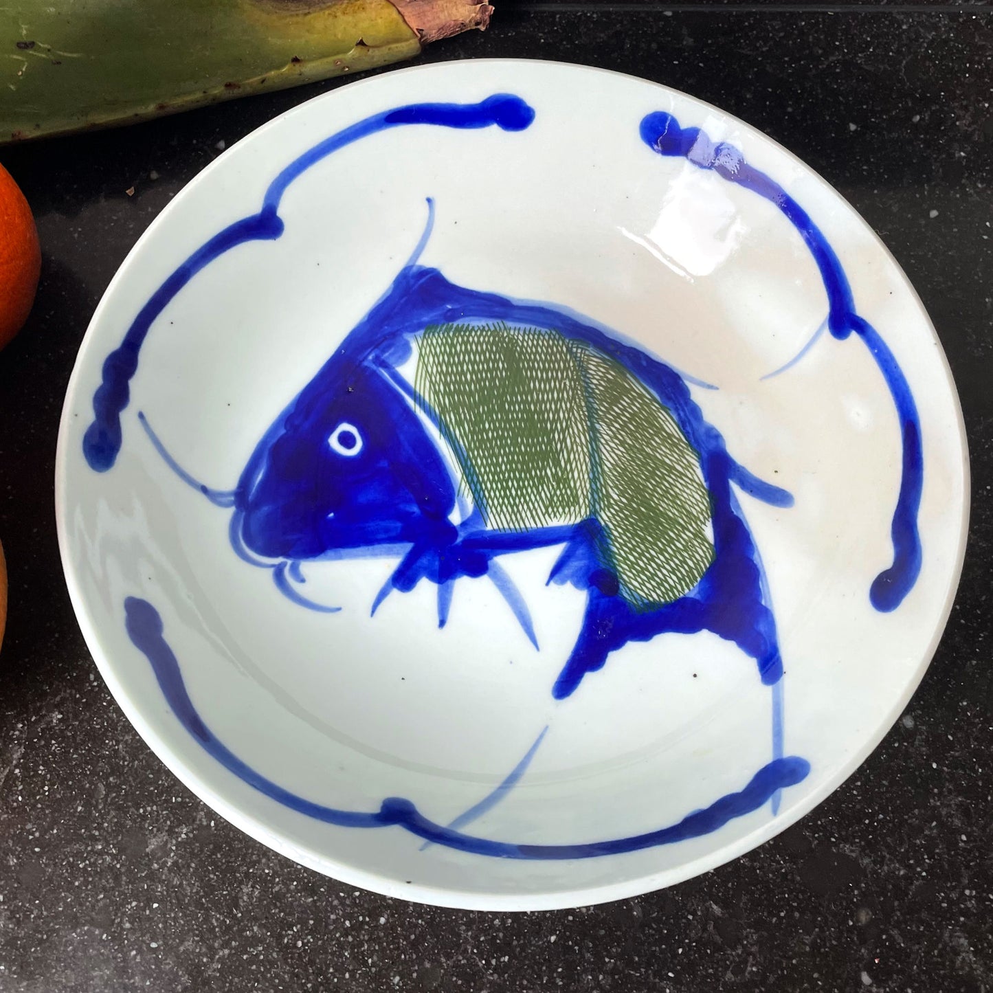 Handbeschilderde Chinese porseleinen schaal met blauwe vis