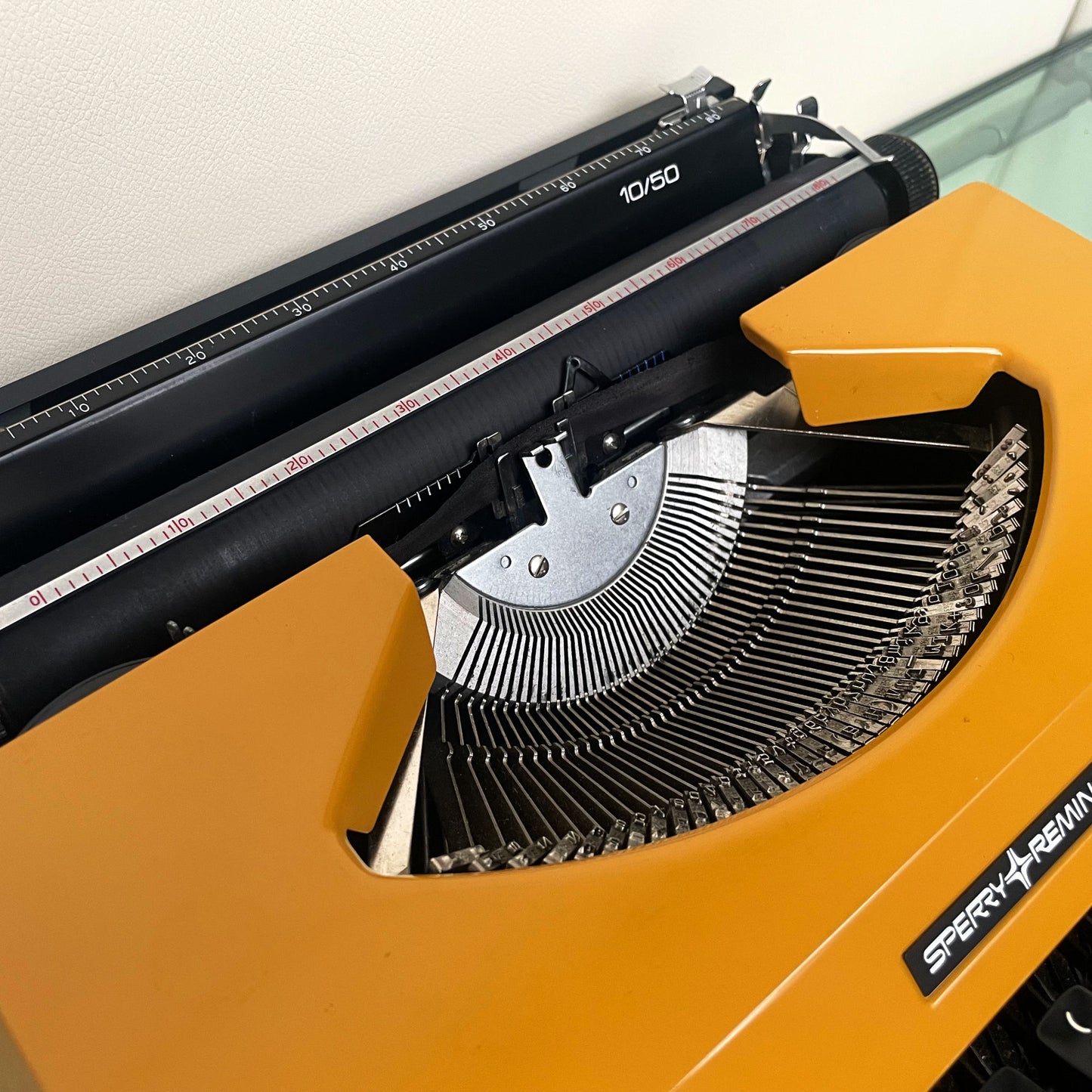 Sperry Remington 10/50 Gele Nederlandse Typemachine Jaren 70 Werkend met Case