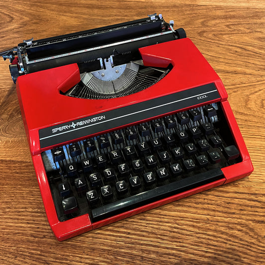 Sperry Remington Idol Typewriter Red with Case Jaar 1980
