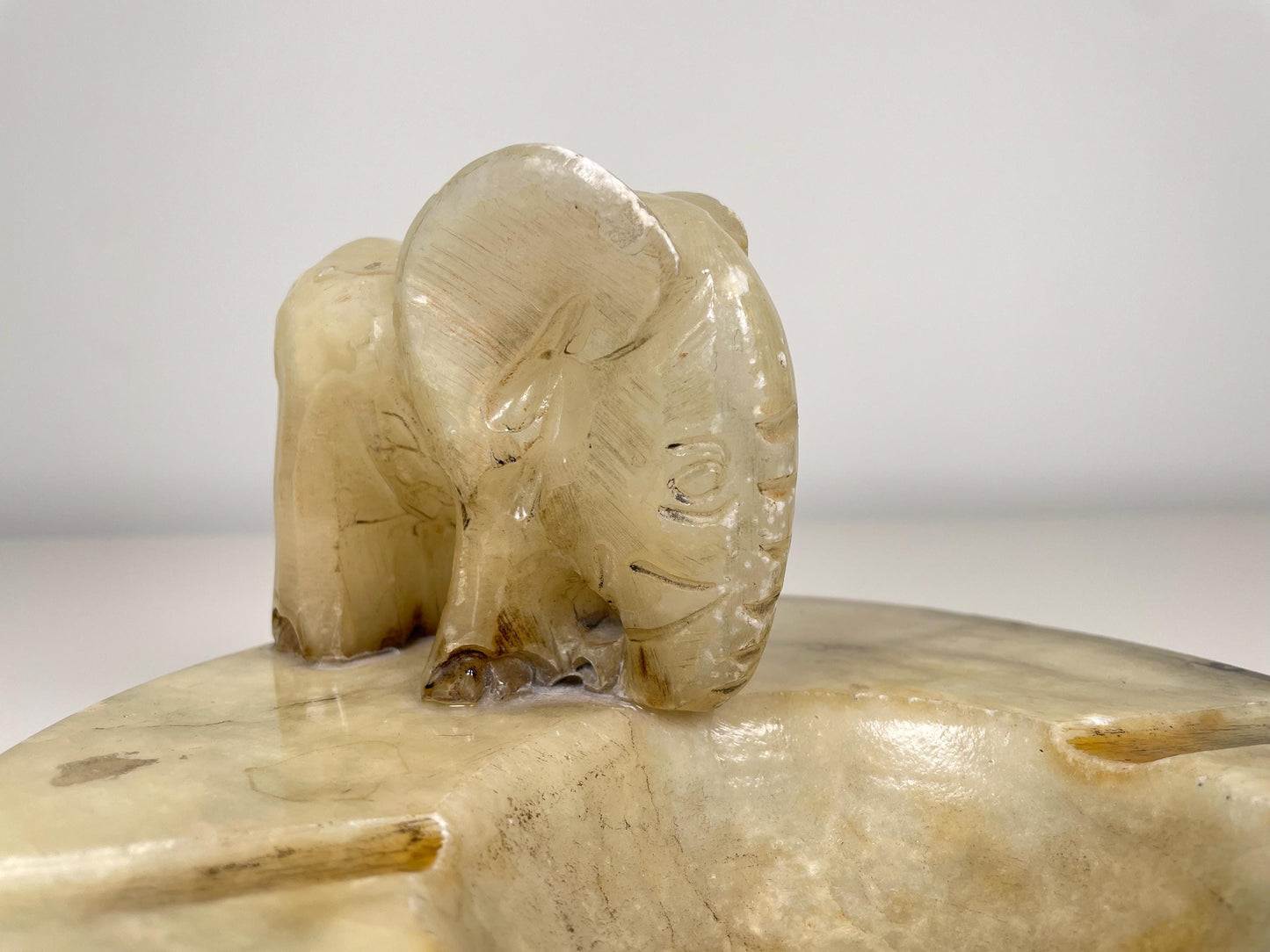 Hand Carved Alabaster Elephant Ashtray Albasten Olifantenasbak