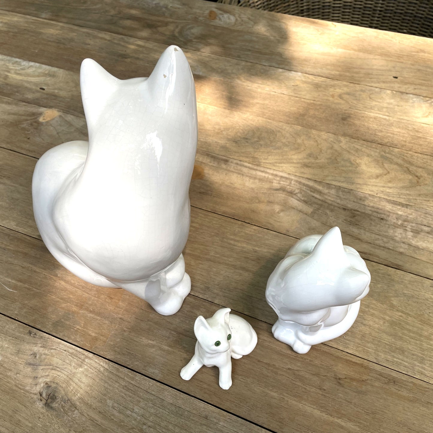 Vintage witte keramische katten beeldjes met groene ogen set van 3