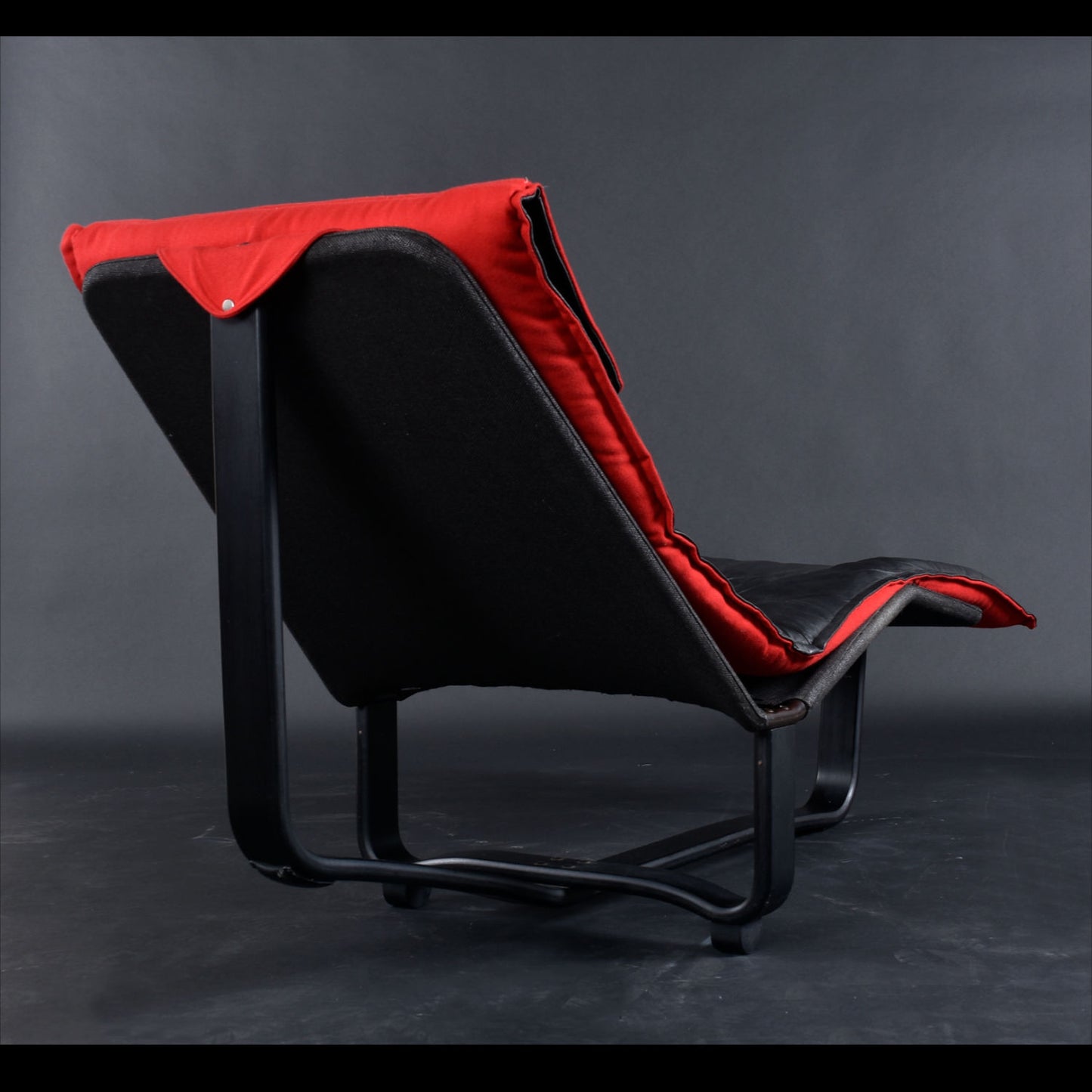 Westnofa Norwegian Black Leather and Red Wool Reversible Scandinavian Modern Chaise Lounge