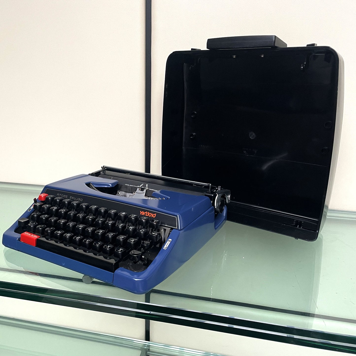 Brother Deluxe 250TR Blauwe Jaren 70 Nederlandse Typemachine met Koffer