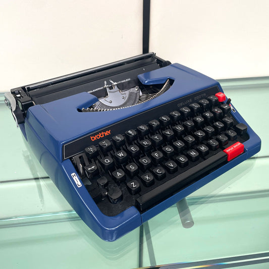 Brother Deluxe 250TR Blauwe Jaren 70 Nederlandse Typemachine met Koffer