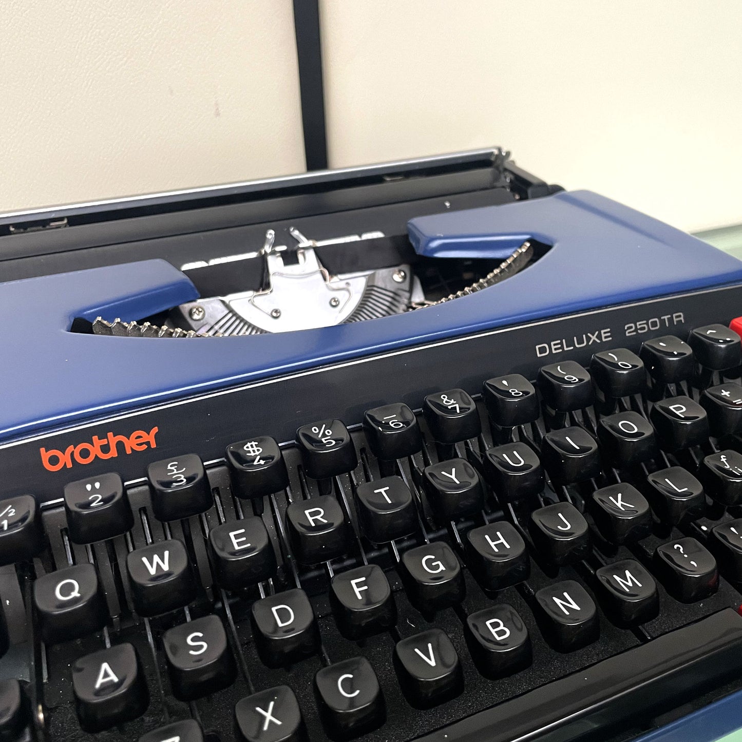 Brother Deluxe 250TR Blauwe Jaren 70 Nederlandse Typemachine met Koffer