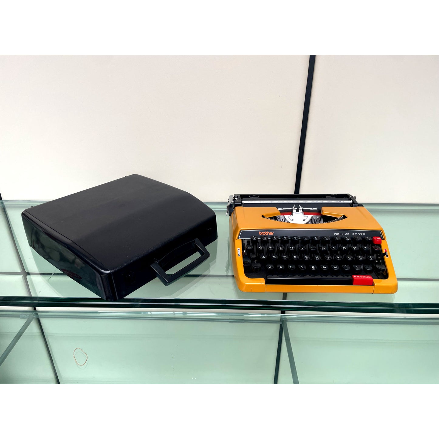 Gele Brother Deluxe 250TR Jaren 70 Typemachine met Koffer Gemaakt in Japan