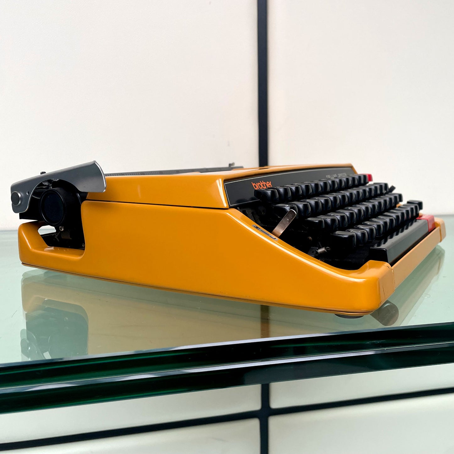 Gele Brother Deluxe 250TR Jaren 70 Typemachine met Koffer Gemaakt in Japan