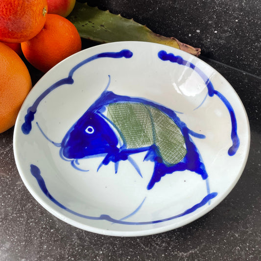 Handbeschilderde Chinese porseleinen schaal met blauwe vis
