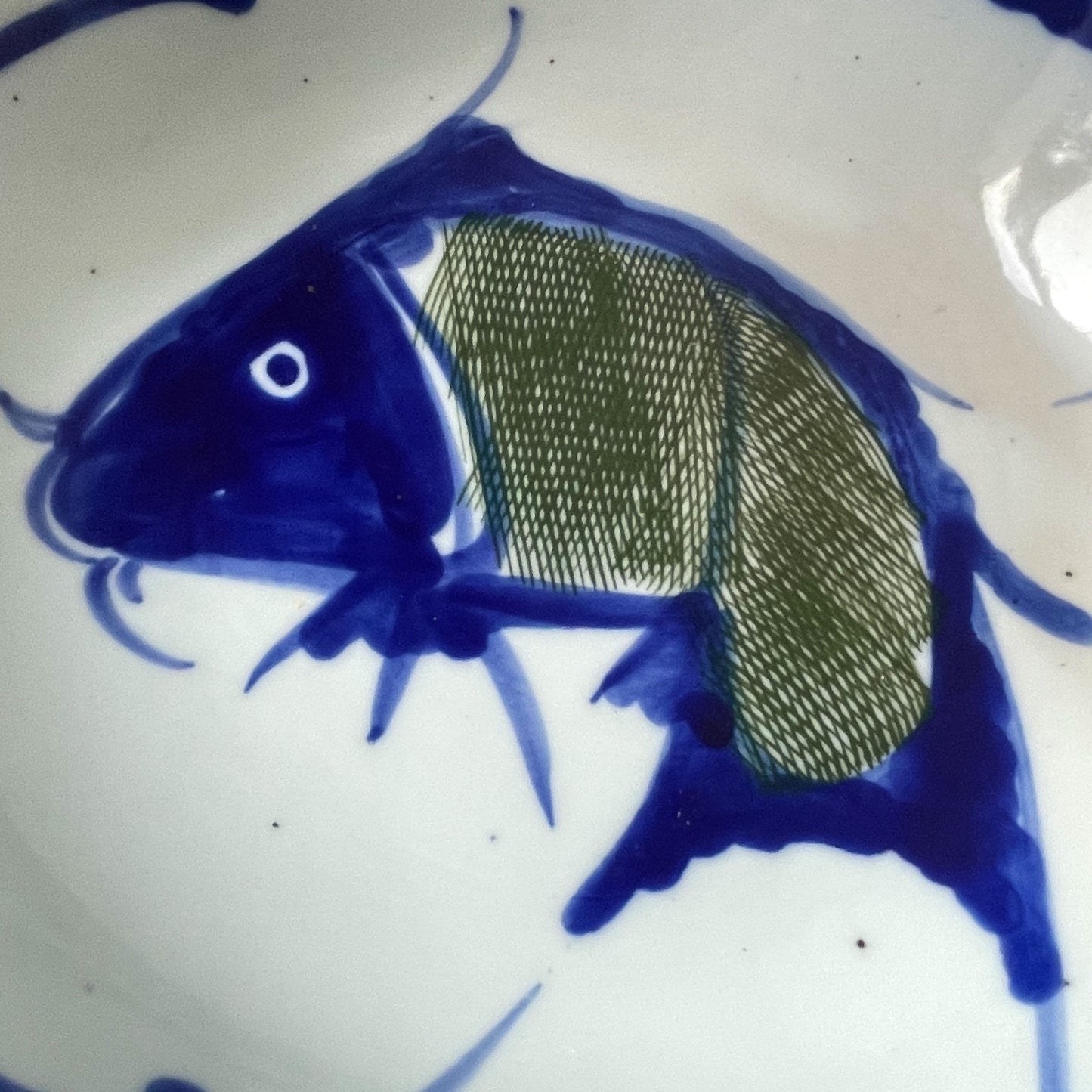 Handbeschilderde Chinese porseleinen schaal met blauwe vis