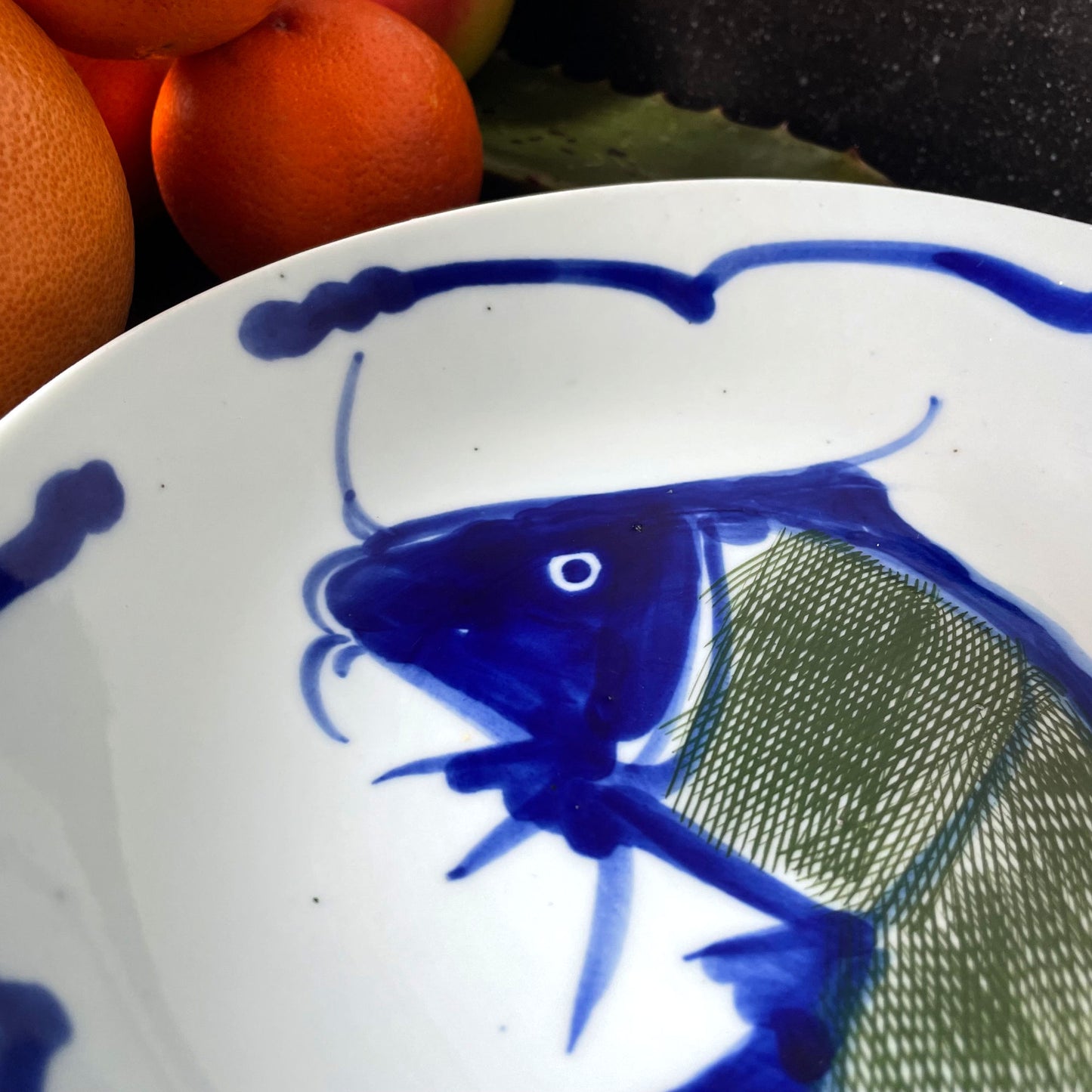 Handbeschilderde Chinese porseleinen schaal met blauwe vis
