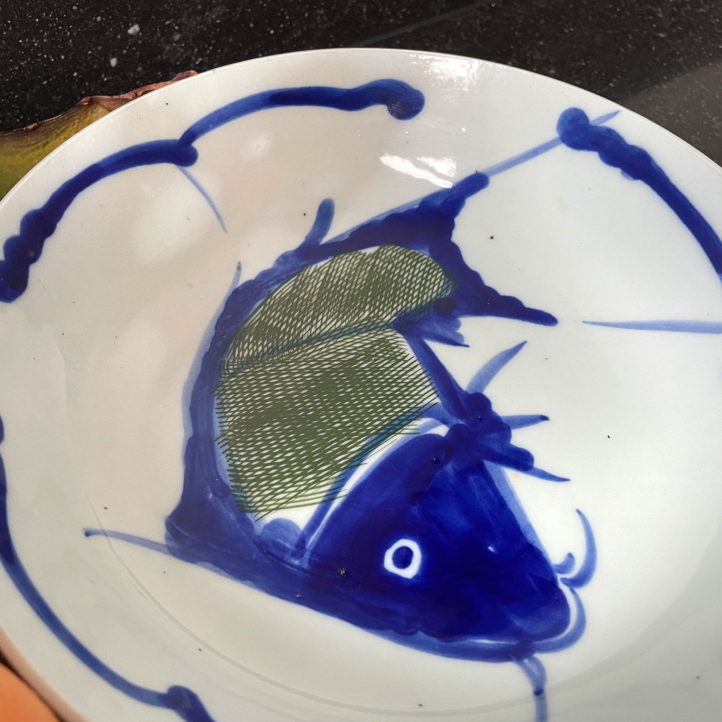 Handbeschilderde Chinese porseleinen schaal met blauwe vis