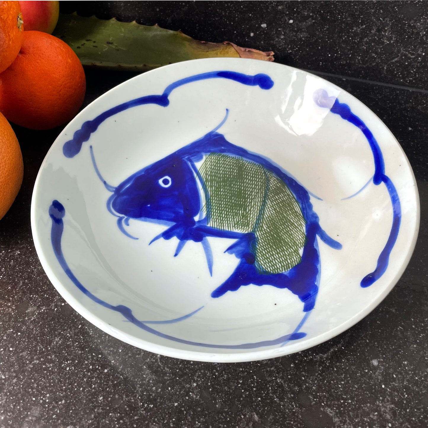 Handbeschilderde Chinese porseleinen schaal met blauwe vis