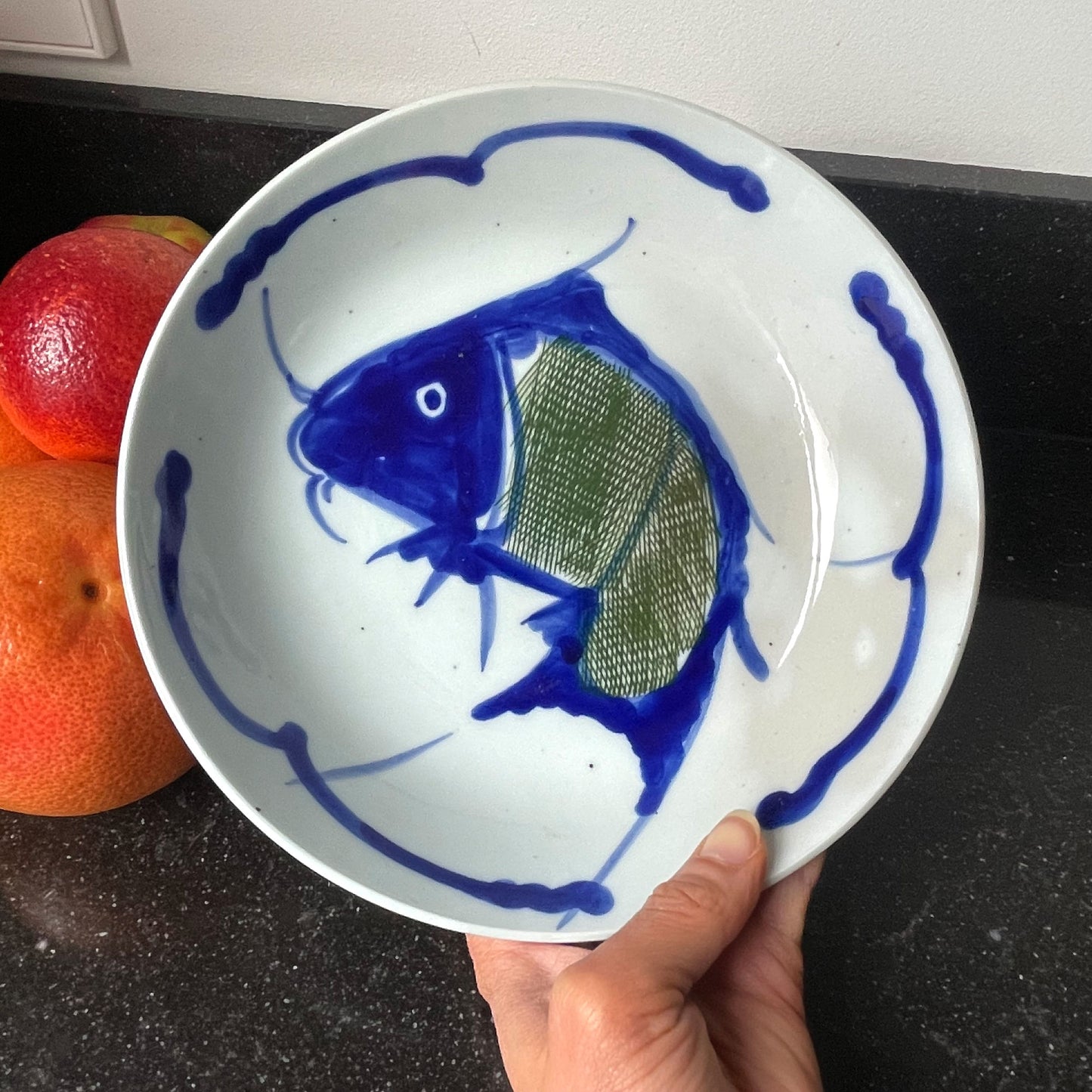 Handbeschilderde Chinese porseleinen schaal met blauwe vis