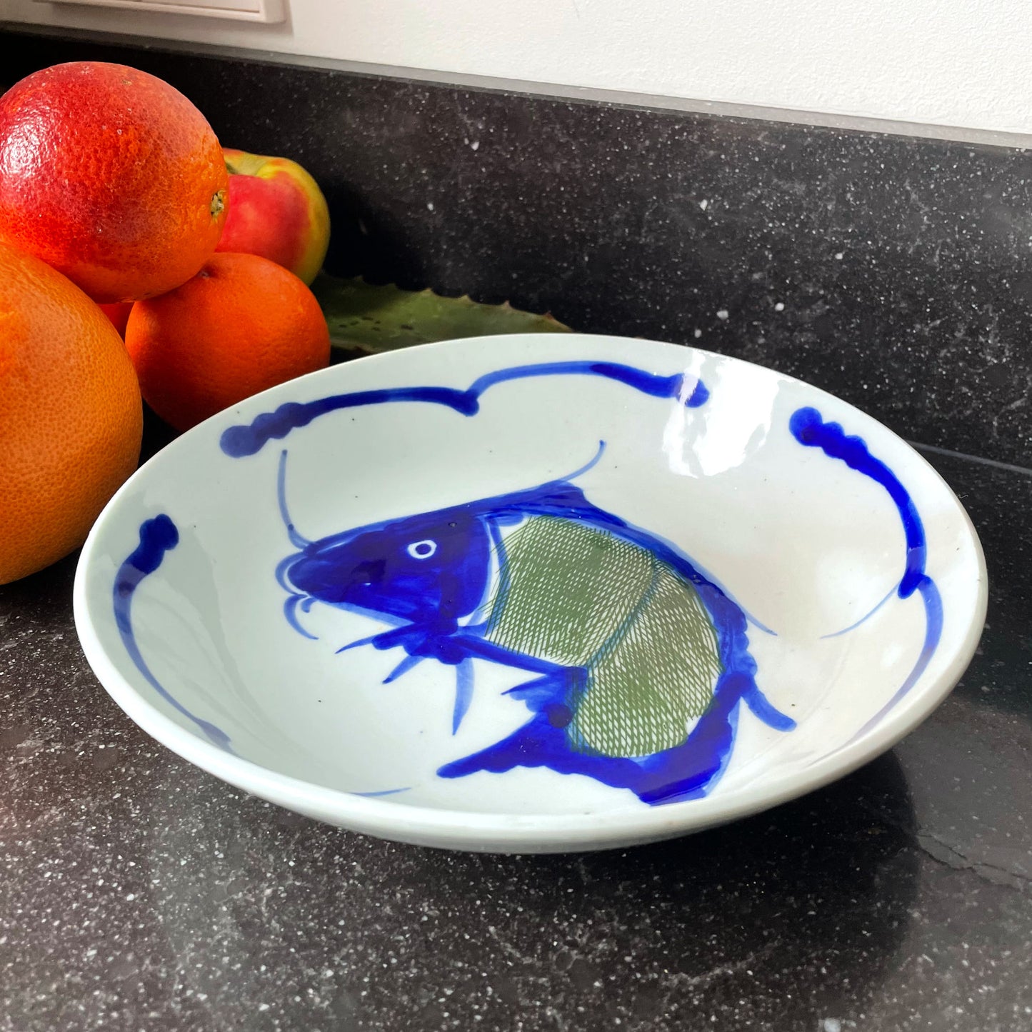 Handbeschilderde Chinese porseleinen schaal met blauwe vis