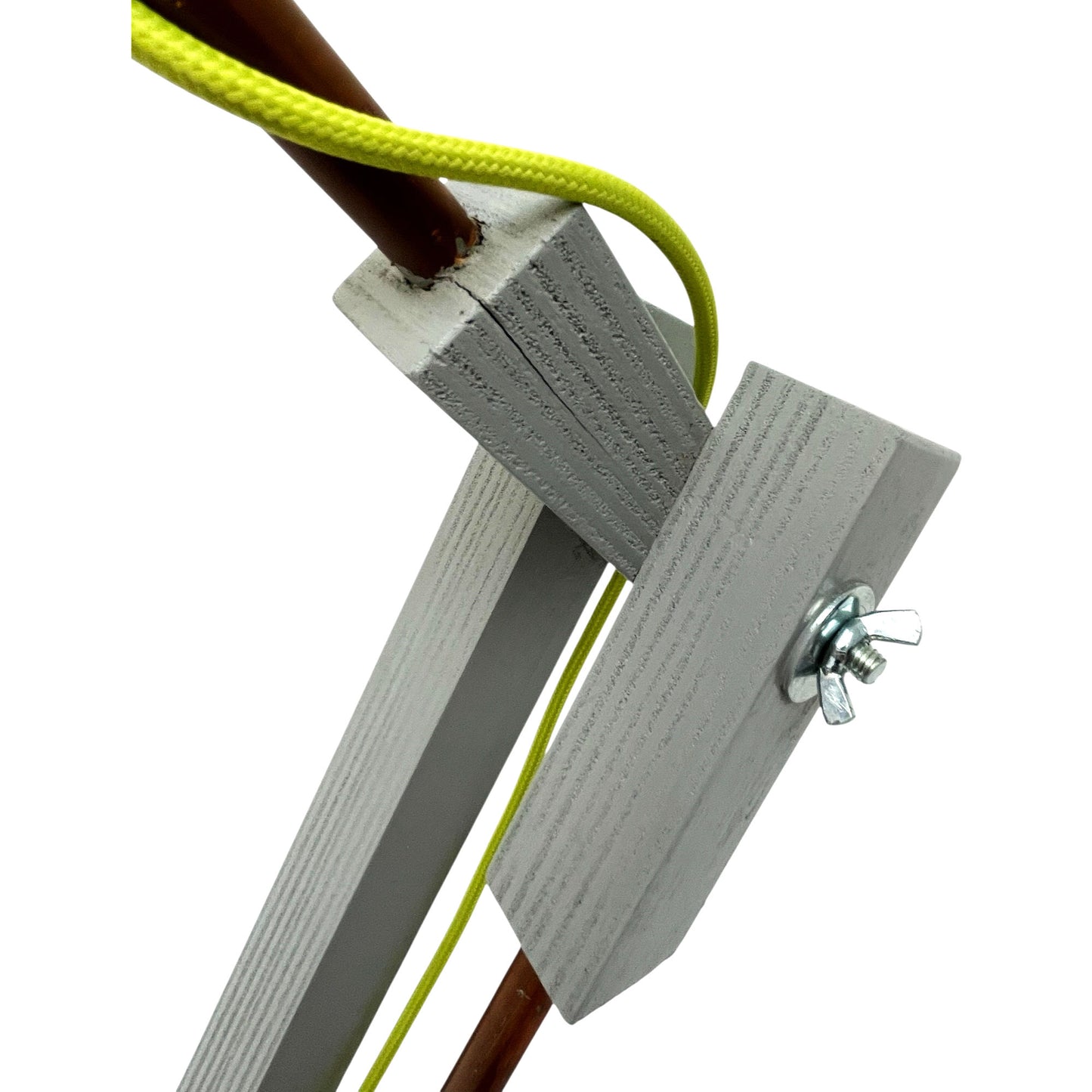 Op maat gemaakte grijze houten vloerlamp met koperkleurige kop