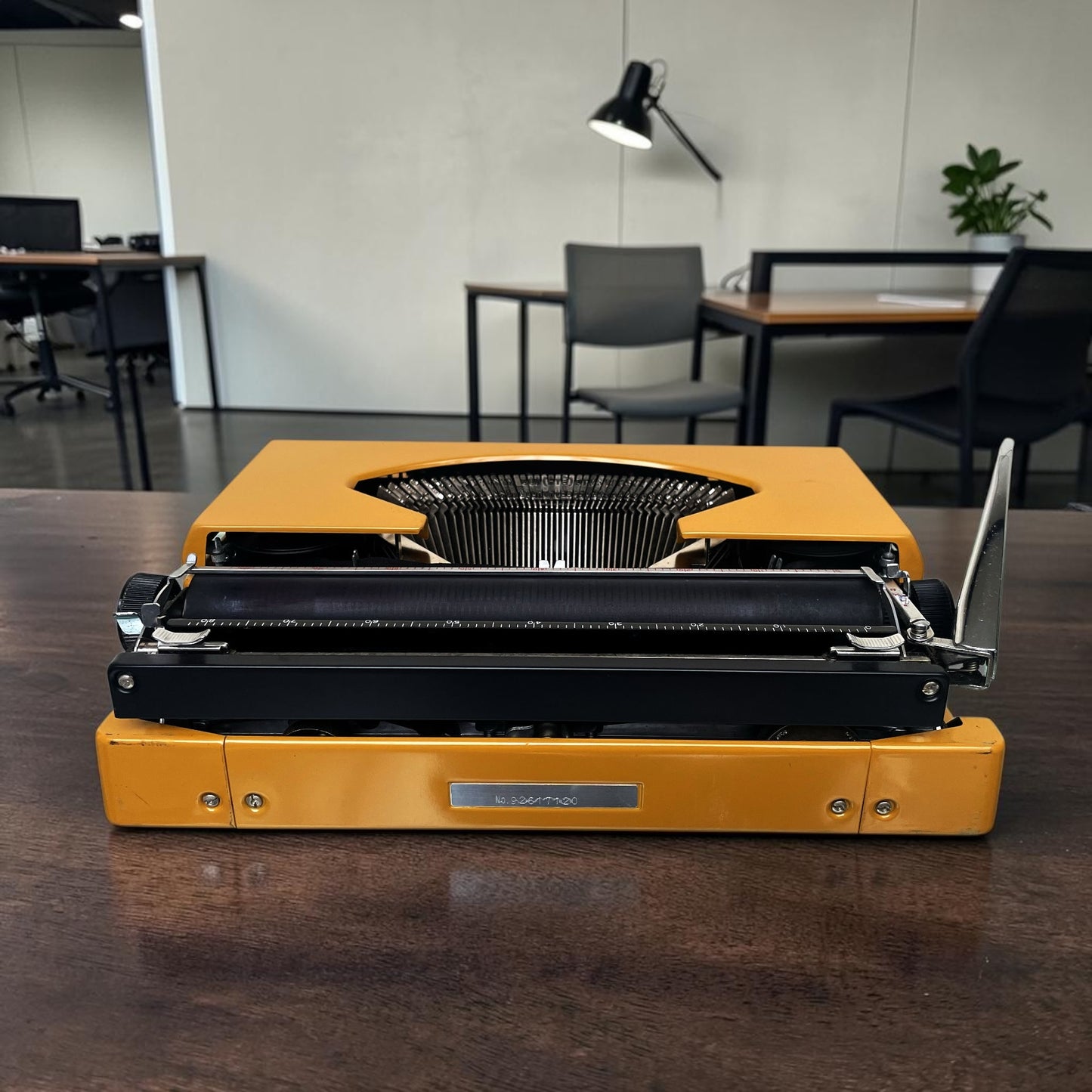 Sperry Remington 10/50 Gele Nederlandse Typemachine Jaren 70 Werkend met Case