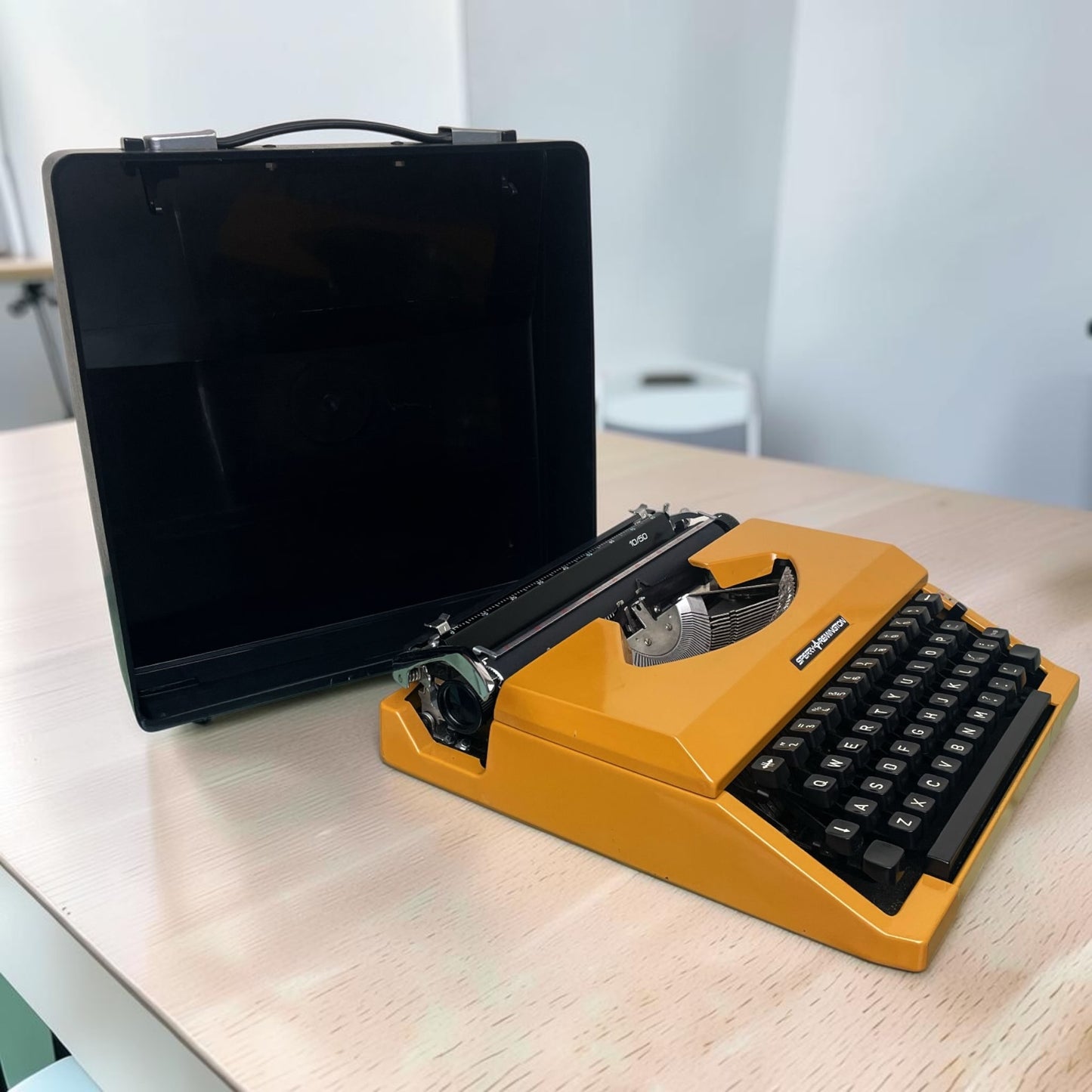 Sperry Remington 10/50 Gele Nederlandse Typemachine Jaren 70 Werkend met Case