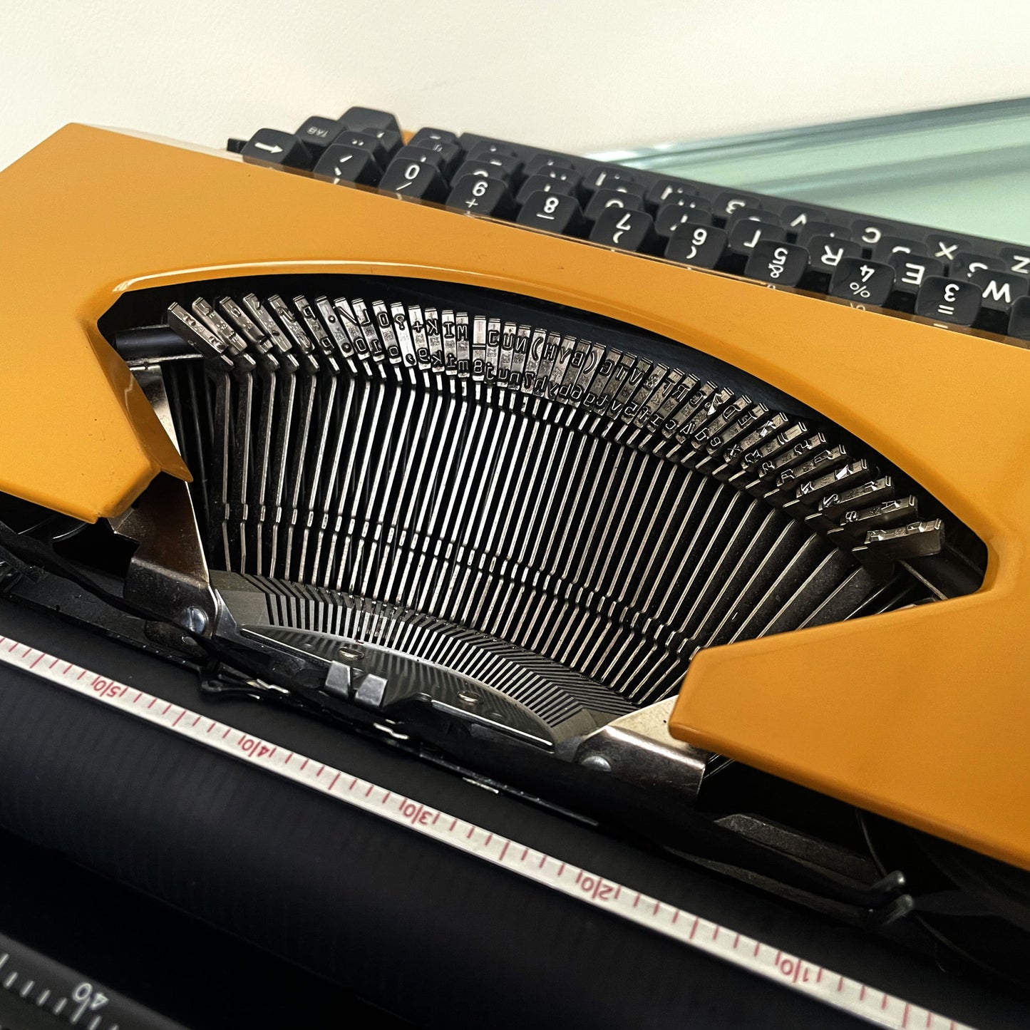 Sperry Remington 10/50 Gele Nederlandse Typemachine Jaren 70 Werkend met Case