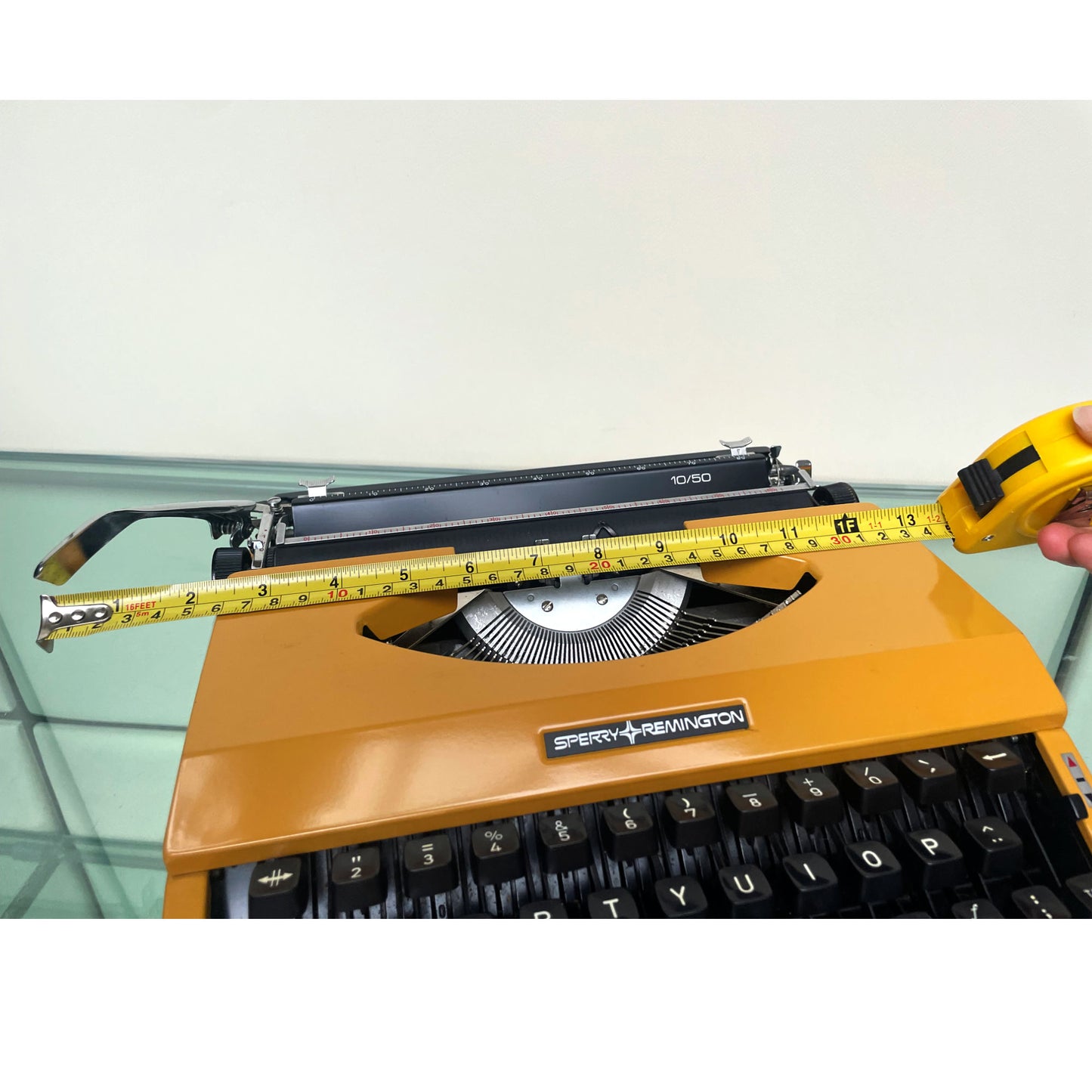 Sperry Remington 10/50 Gele Nederlandse Typemachine Jaren 70 Werkend met Case