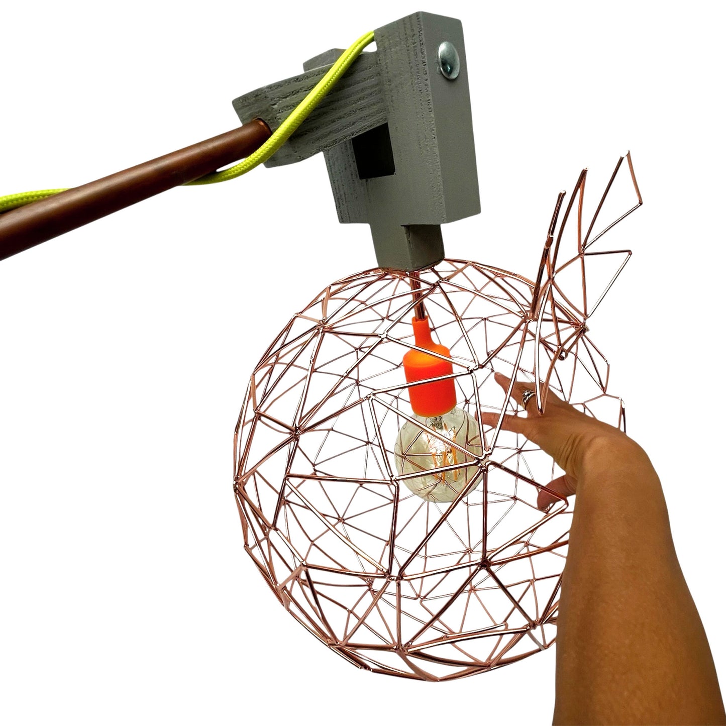 Op maat gemaakte grijze houten vloerlamp met koperkleurige kop