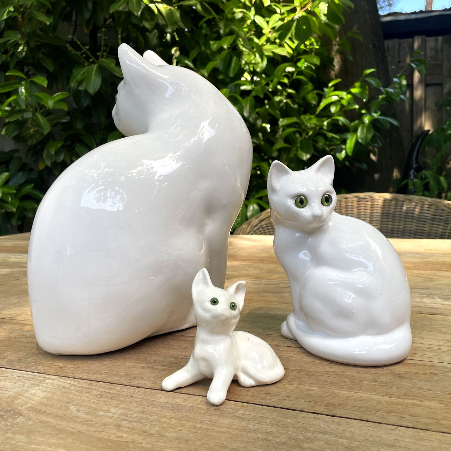 Vintage witte keramische katten beeldjes met groene ogen set van 3