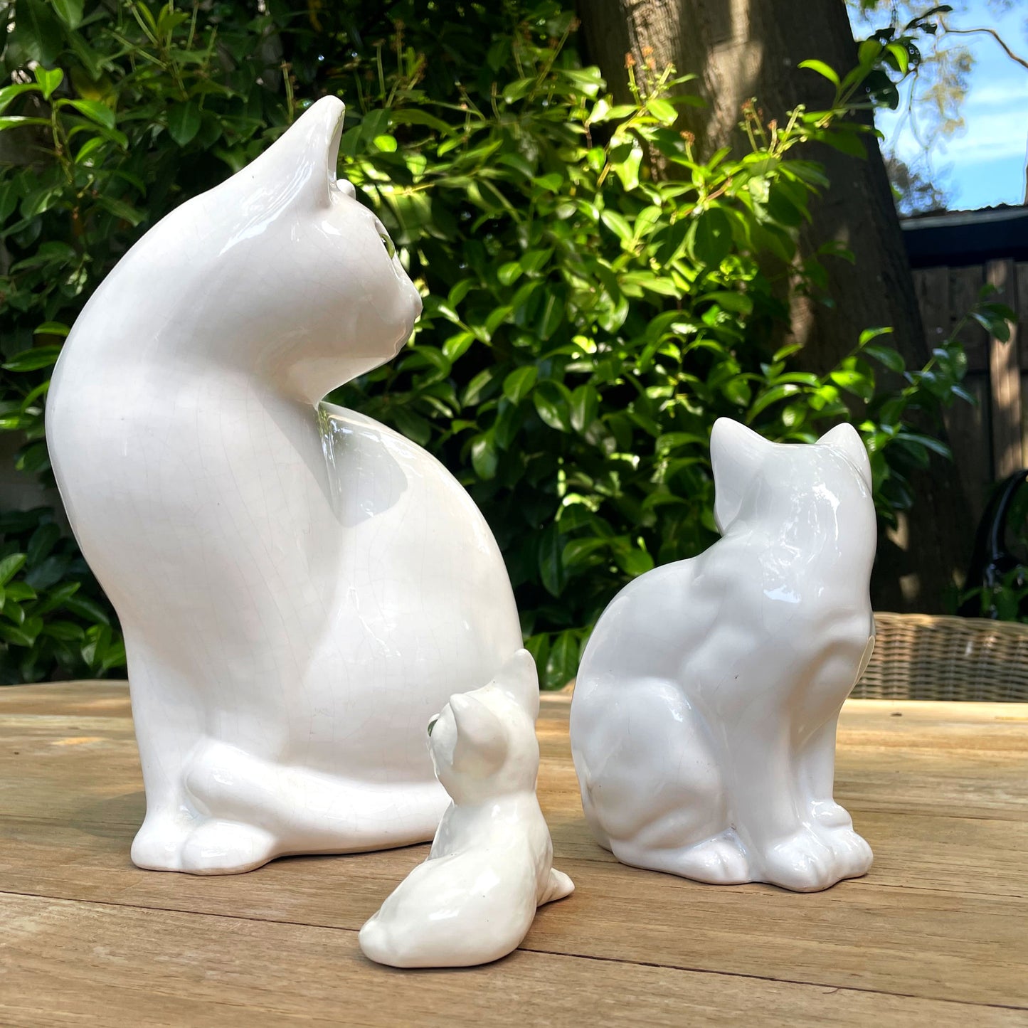 Vintage witte keramische katten beeldjes met groene ogen set van 3
