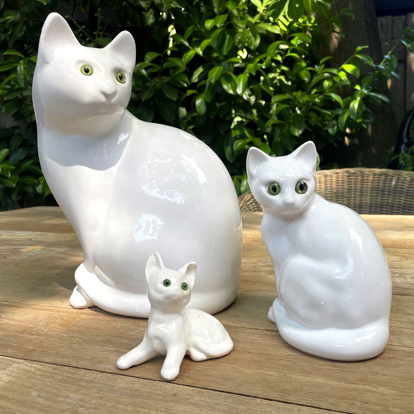 Vintage witte keramische katten beeldjes met groene ogen set van 3