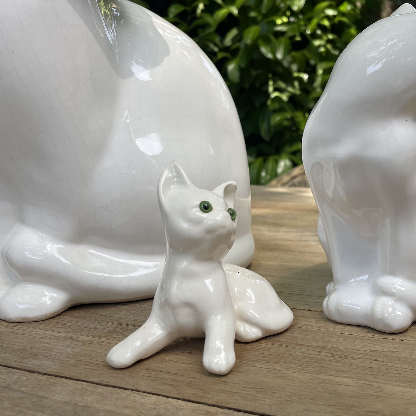 Vintage witte keramische katten beeldjes met groene ogen set van 3