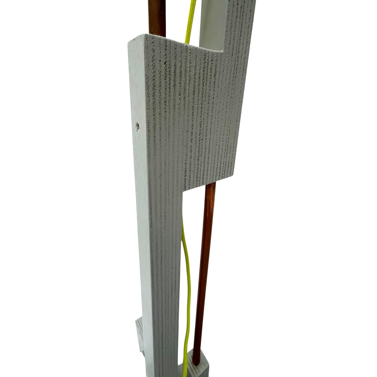 Op maat gemaakte grijze houten vloerlamp met koperkleurige kop