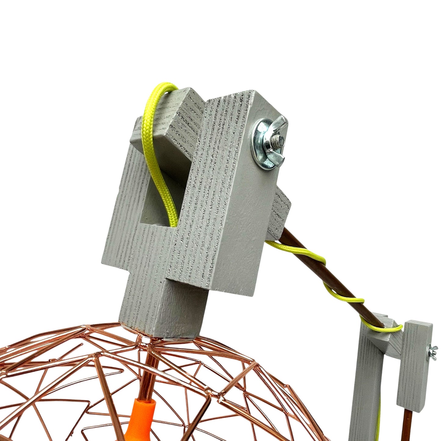 Op maat gemaakte grijze houten vloerlamp met koperkleurige kop