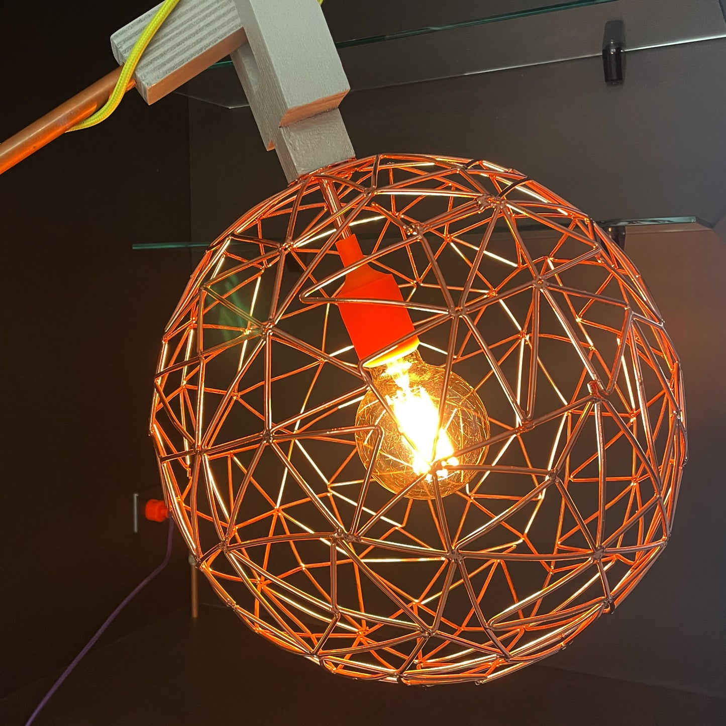 Op maat gemaakte grijze houten vloerlamp met koperkleurige kop