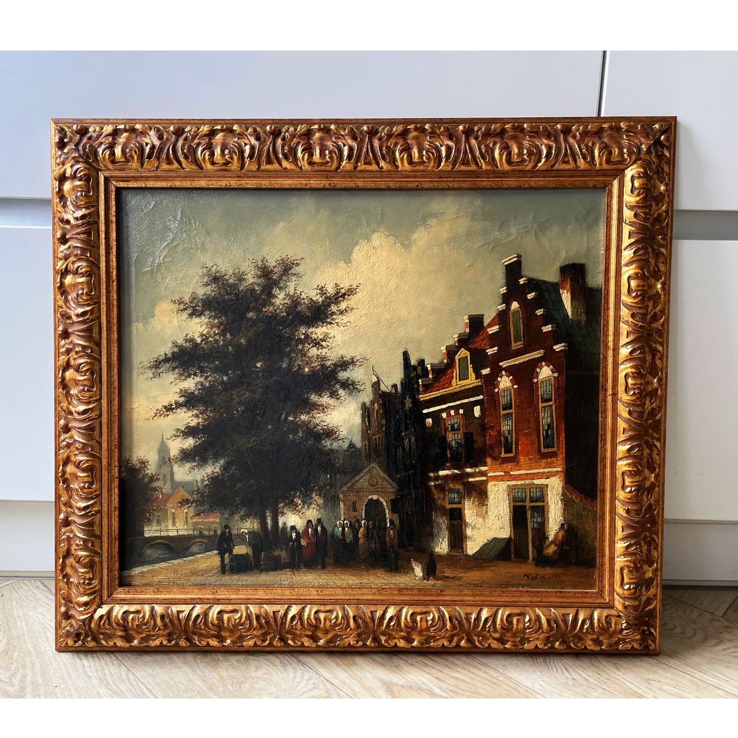 Nederlands straatbeeld olieverfschilderij in sierlijke lijst gesigneerd Nijland