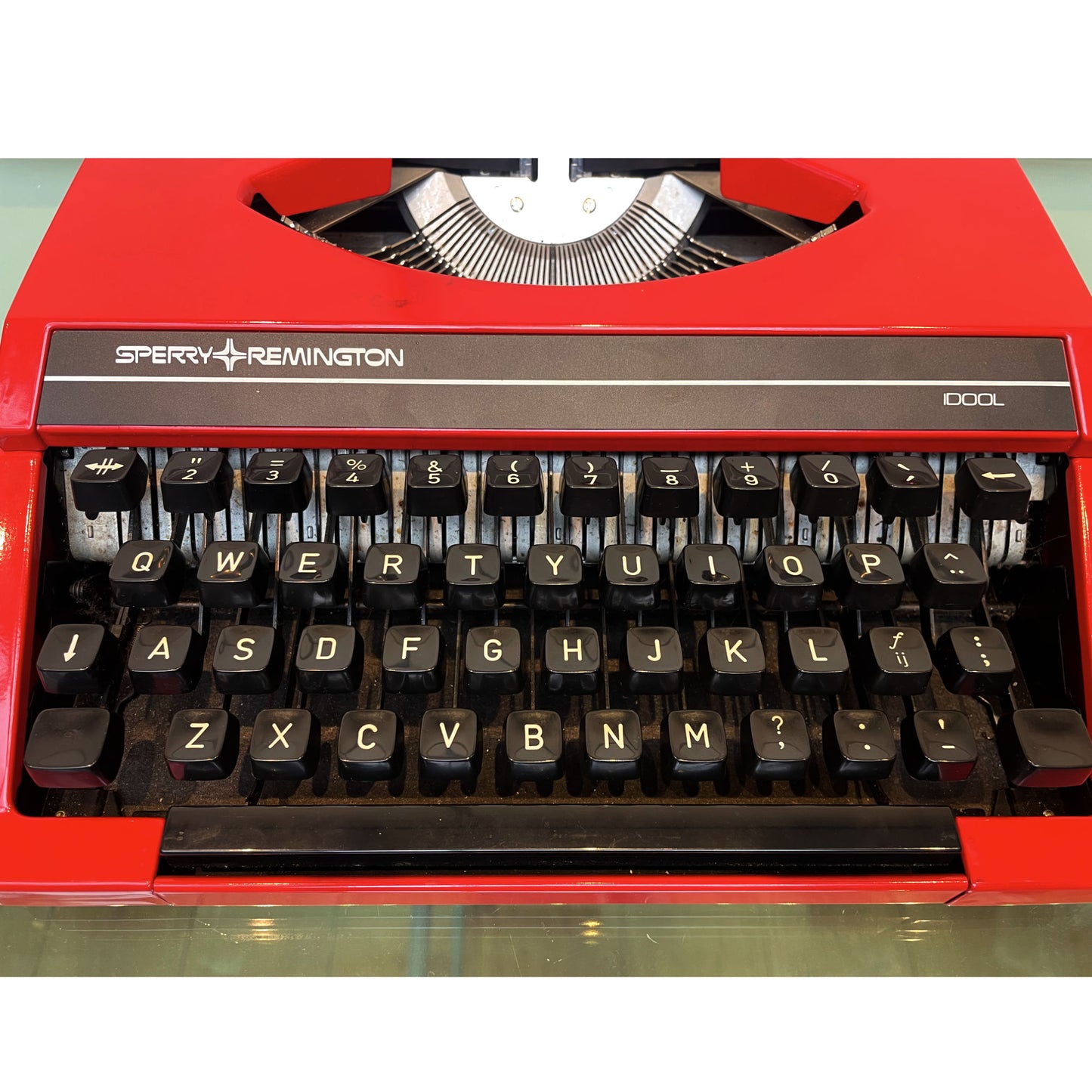 Sperry Remington Idool Werken Typewriter Red with Case Jaar 1980