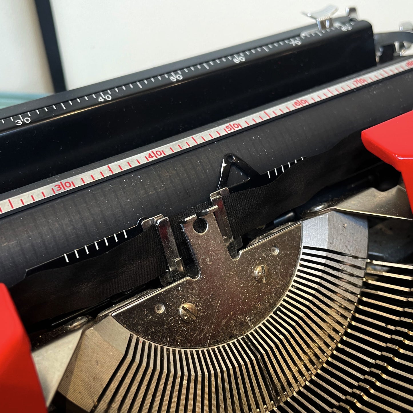 Sperry Remington Idool Werken Typewriter Red with Case Jaar 1980