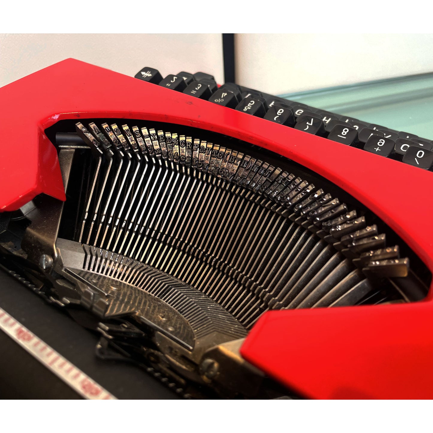 Sperry Remington Idool Werken Typewriter Red with Case Jaar 1980