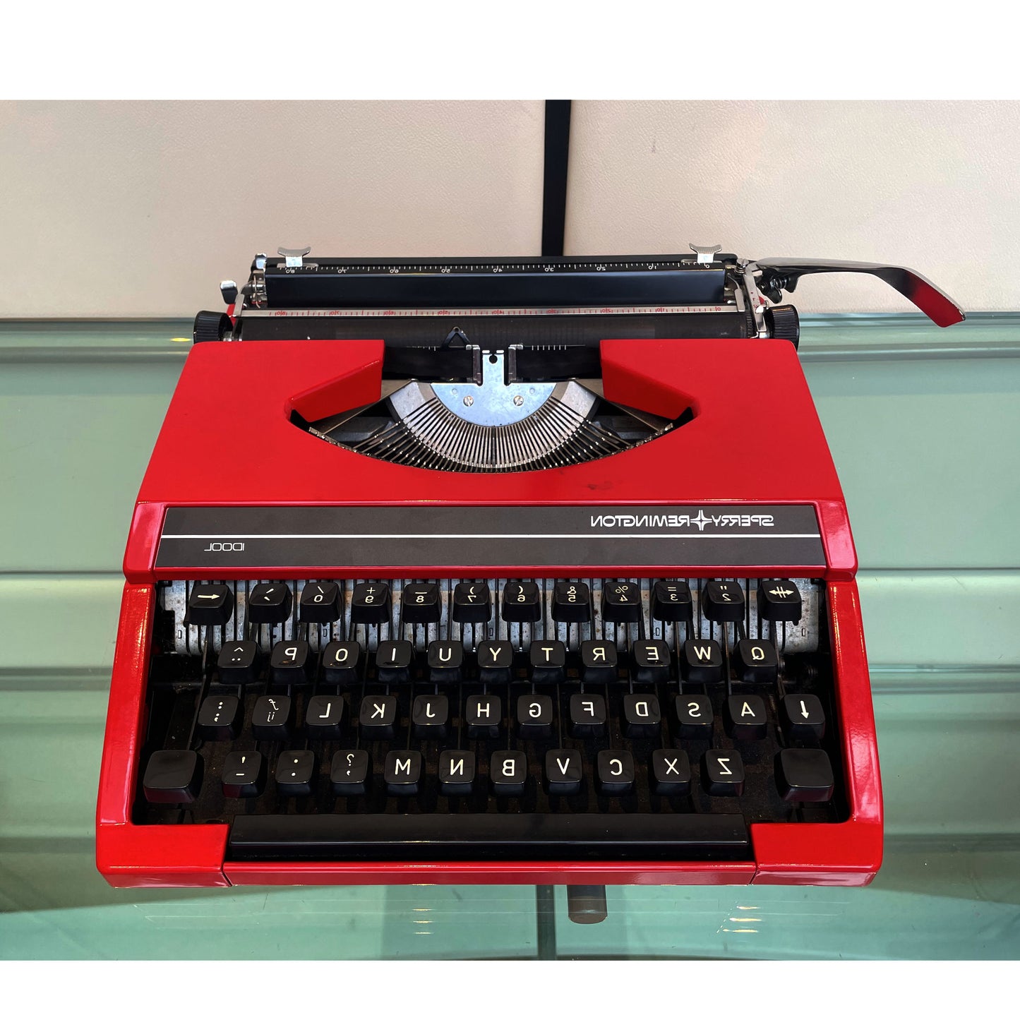 Sperry Remington Idool Werken Typewriter Red with Case Jaar 1980