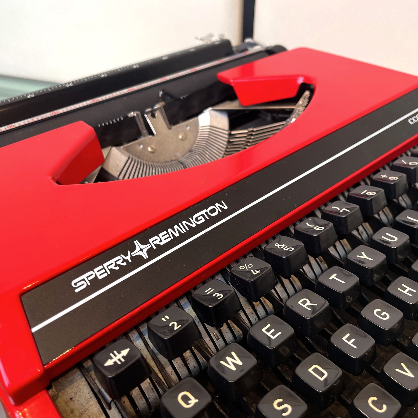 Sperry Remington Idool Werken Typewriter Red with Case Jaar 1980