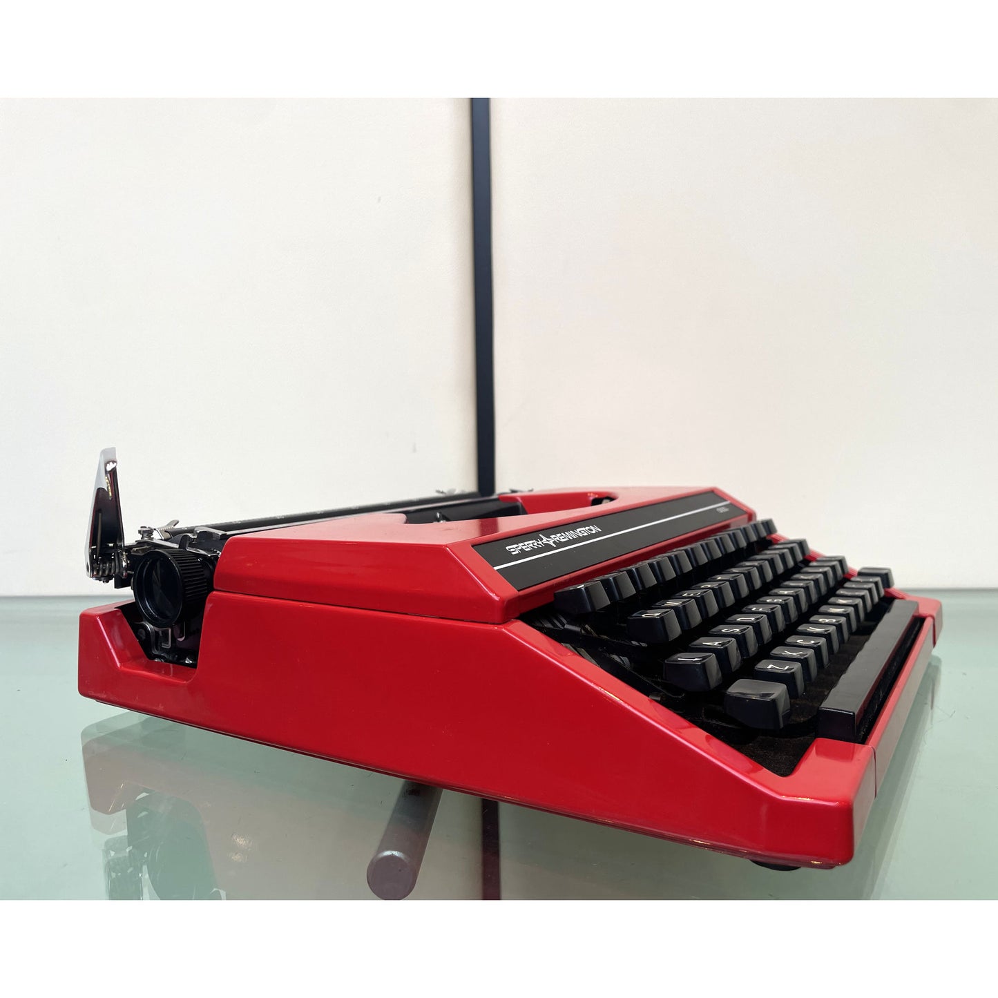 Sperry Remington Idool Werken Typewriter Red with Case Jaar 1980