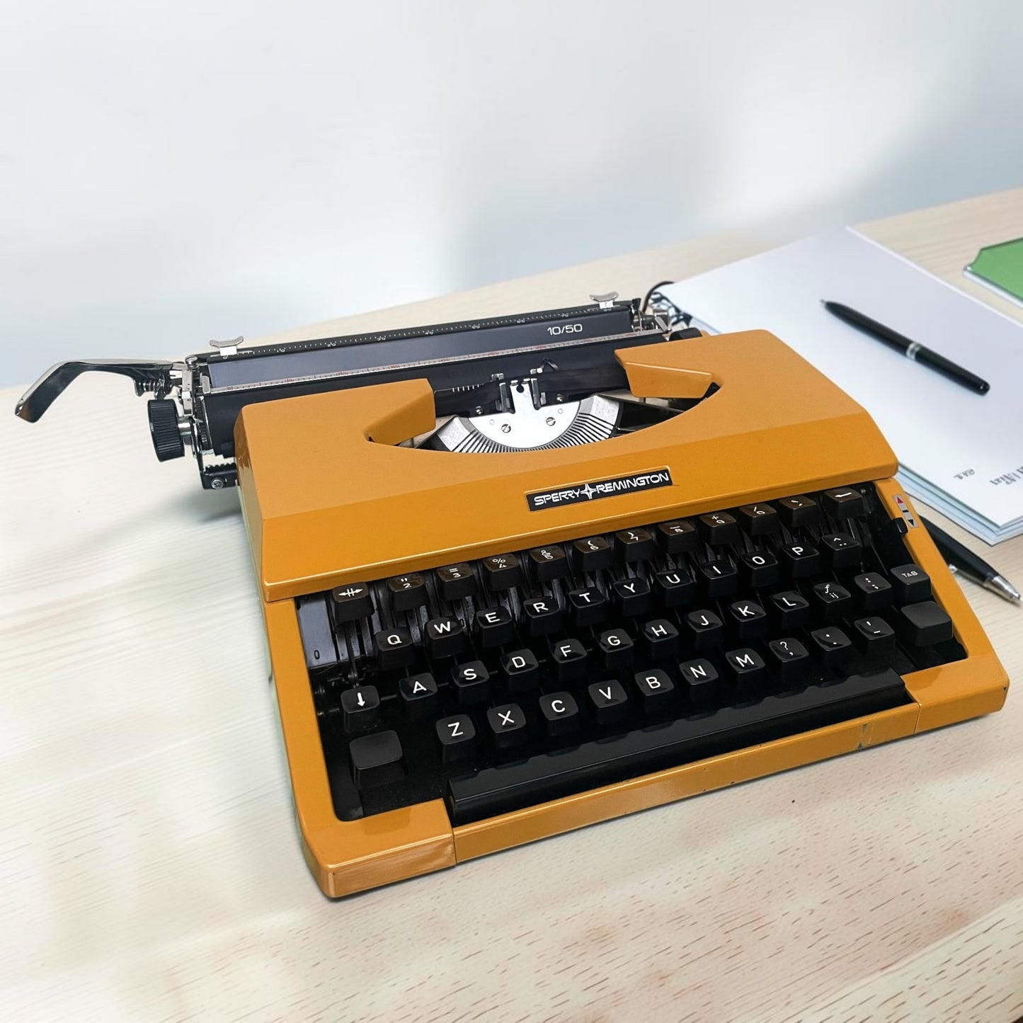 Sperry Remington 10/50 Gele Nederlandse Typemachine Jaren 70 Werkend met Case