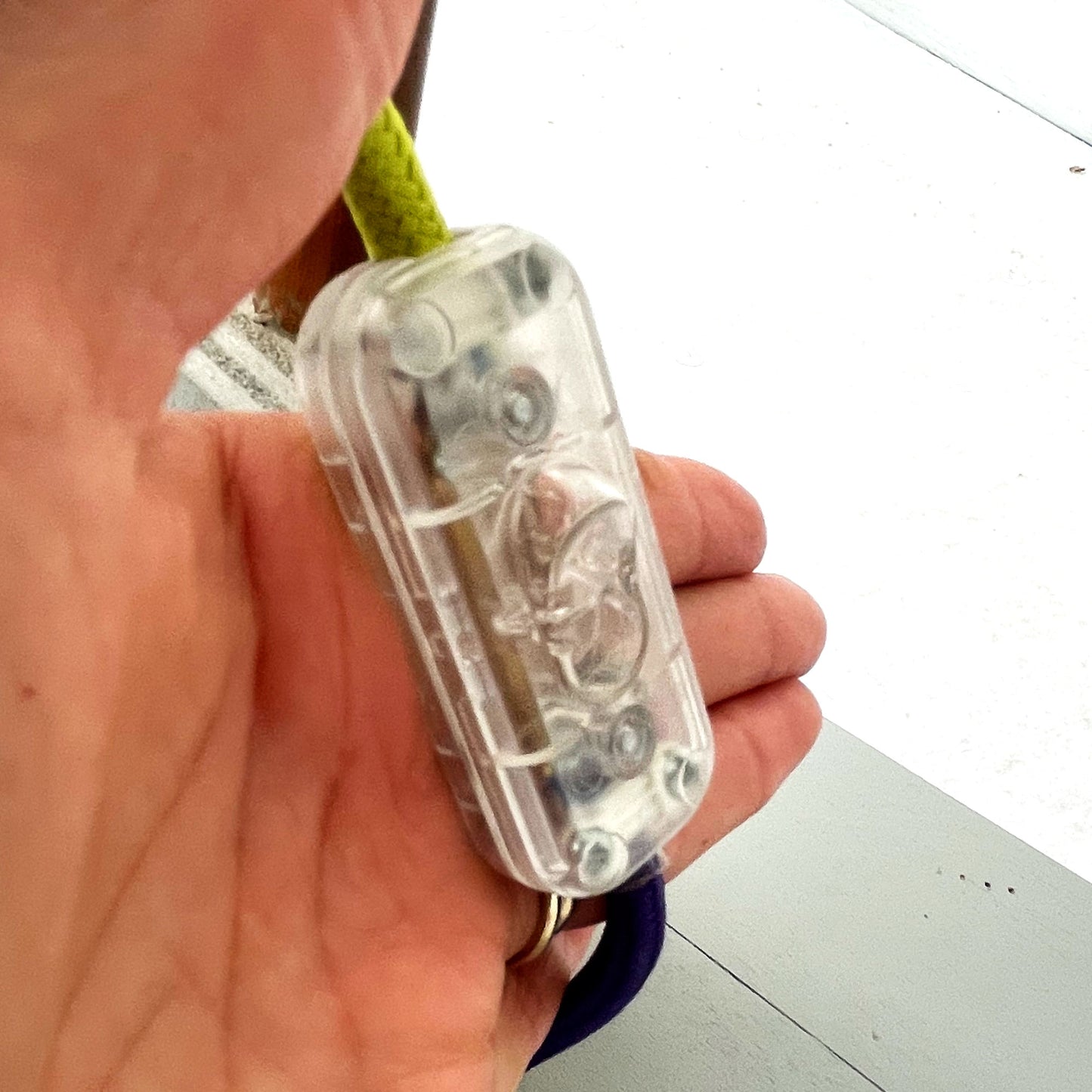 Op maat gemaakte grijze houten vloerlamp met koperkleurige kop