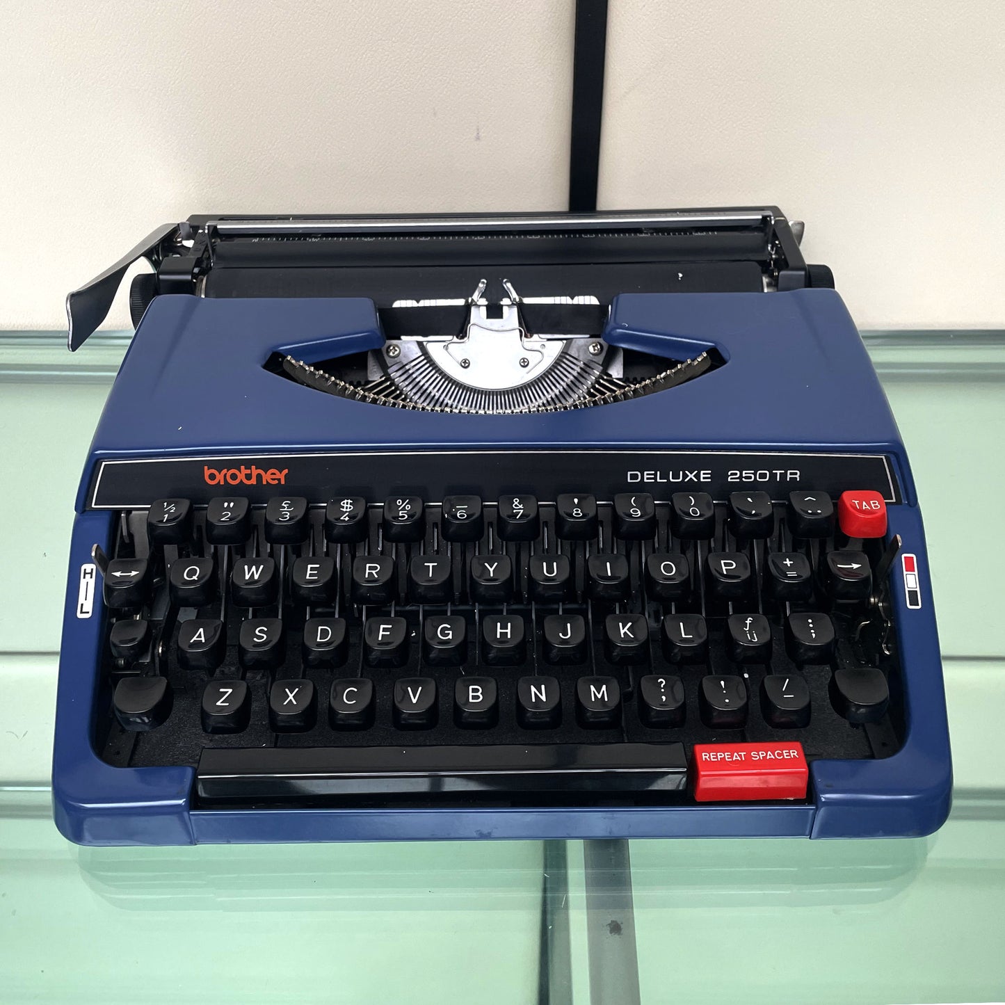 Brother Deluxe 250TR Blauwe Jaren 70 Nederlandse Typemachine met Koffer