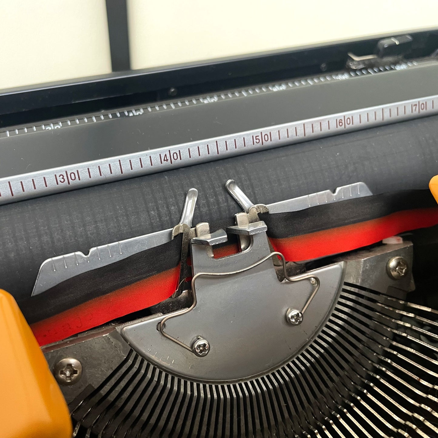 Gele Brother Deluxe 250TR Jaren 70 Typemachine met Koffer Gemaakt in Japan