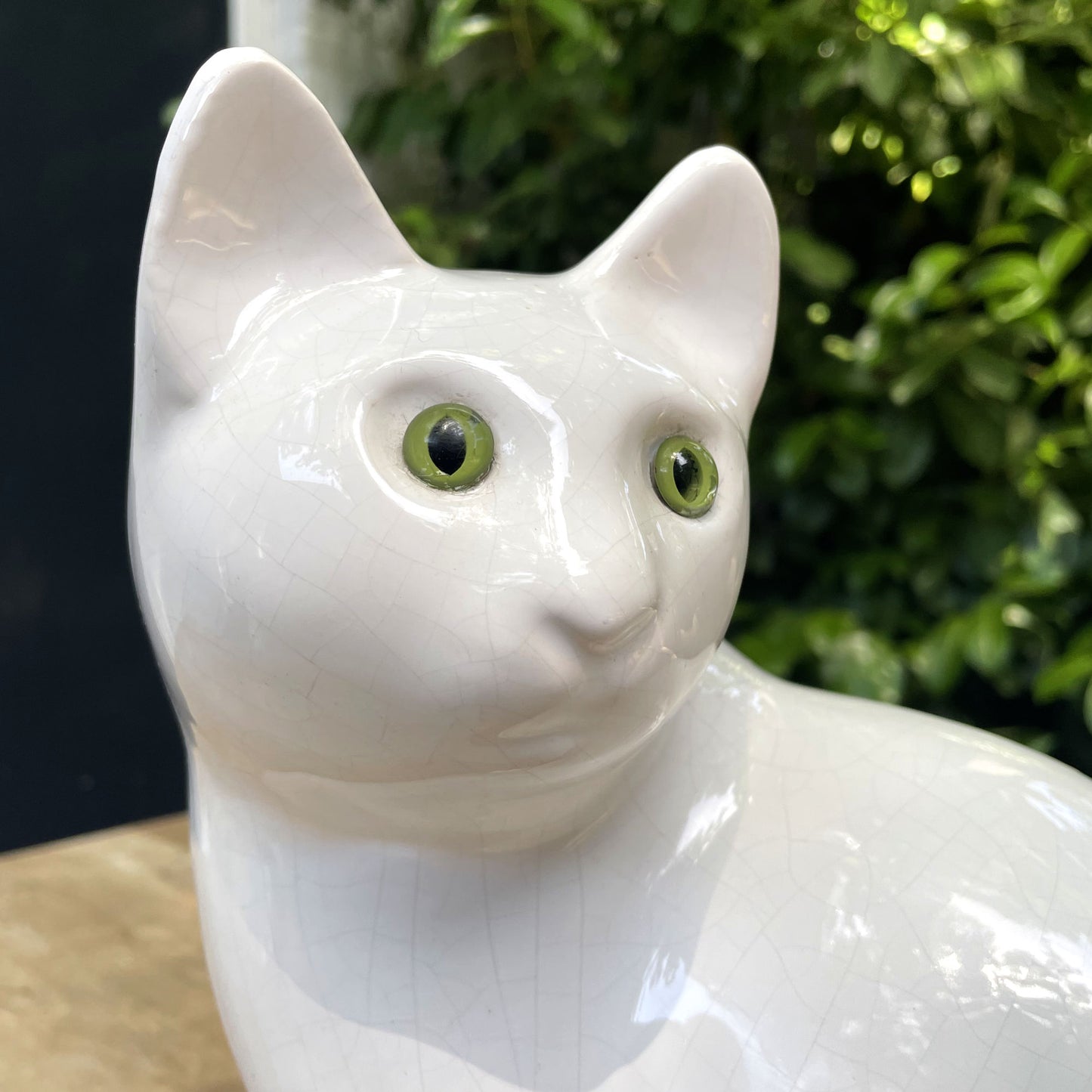 Vintage witte keramische katten beeldjes met groene ogen set van 3