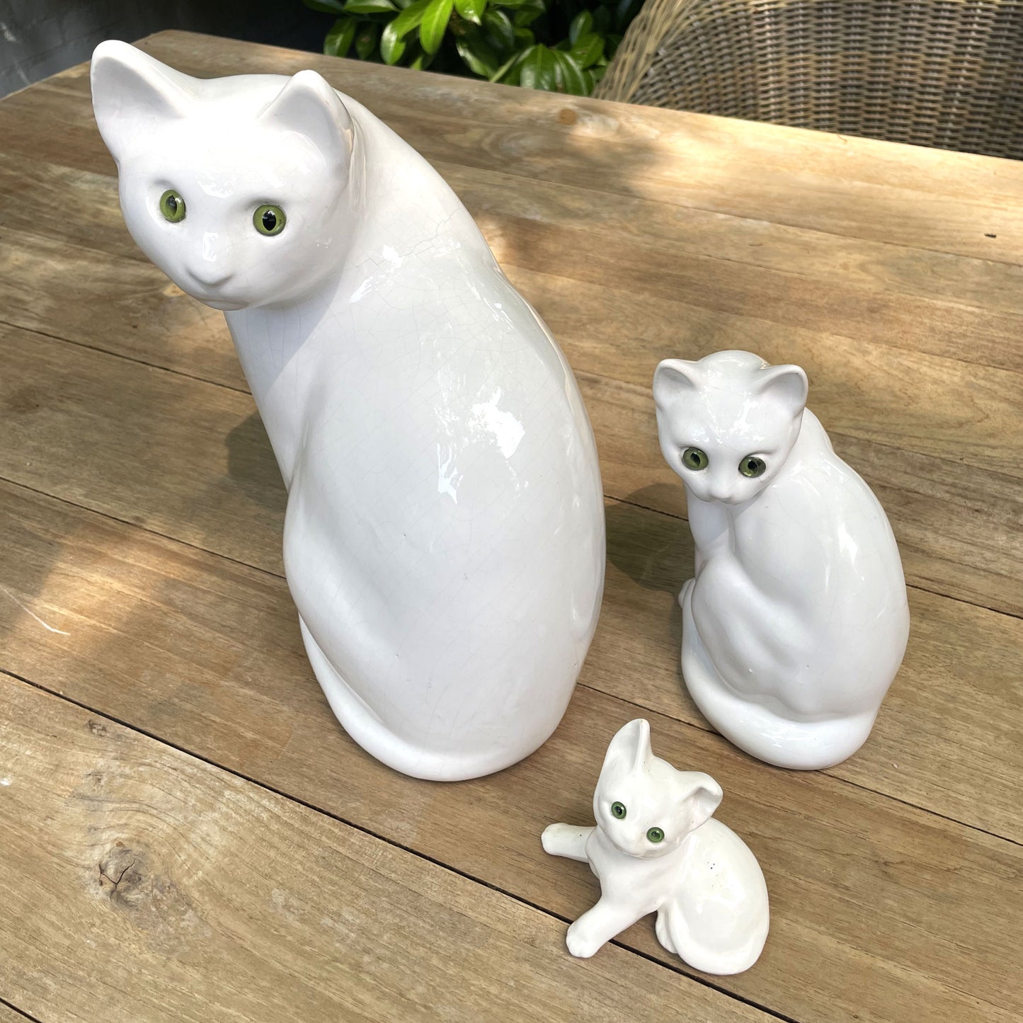 Vintage witte keramische katten beeldjes met groene ogen set van 3