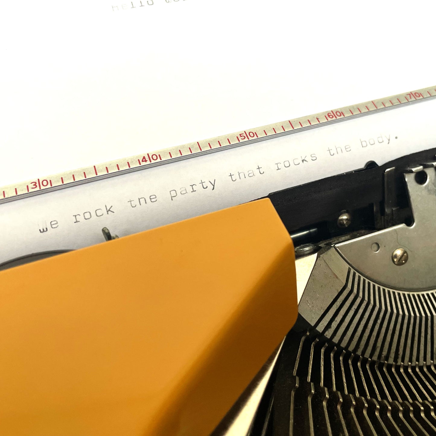 Sperry Remington 10/50 Gele Nederlandse Typemachine Jaren 70 Werkend met Case