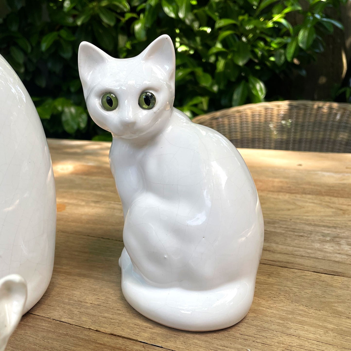 Vintage witte keramische katten beeldjes met groene ogen set van 3