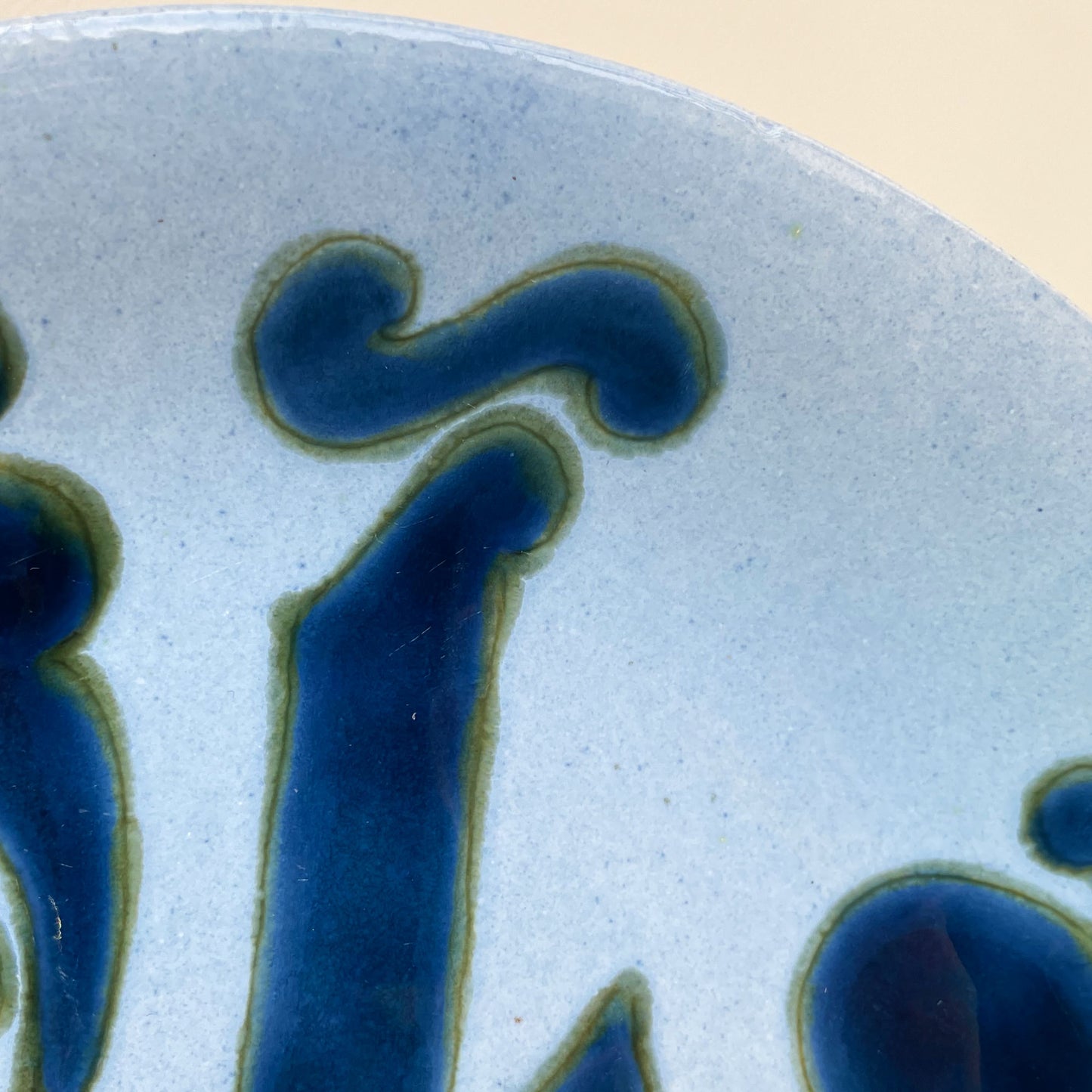Yvonne Gisclard-Cau Mid-Century Modern Franse keramische blauwe schaal Jaar 1960