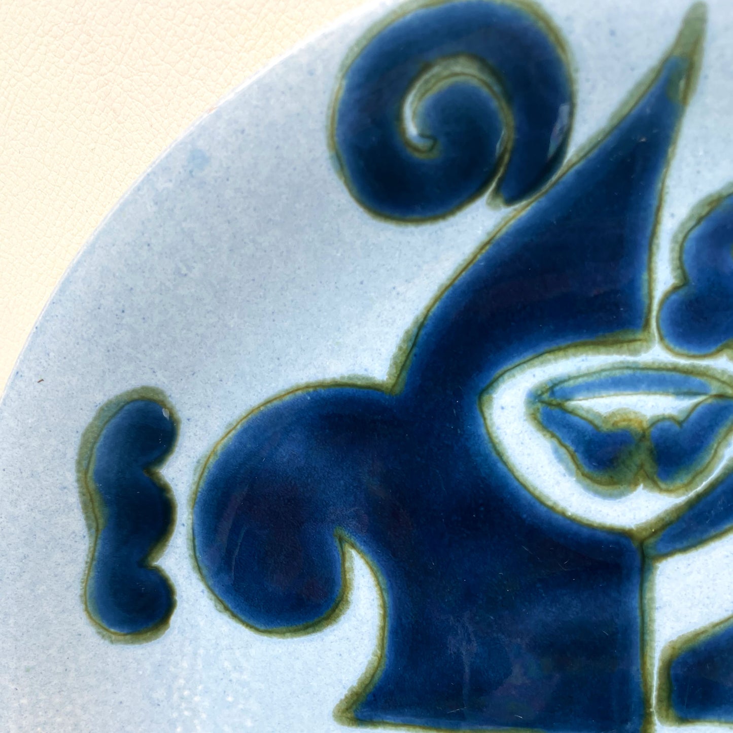 Yvonne Gisclard-Cau Mid-Century Modern Franse keramische blauwe schaal Jaar 1960