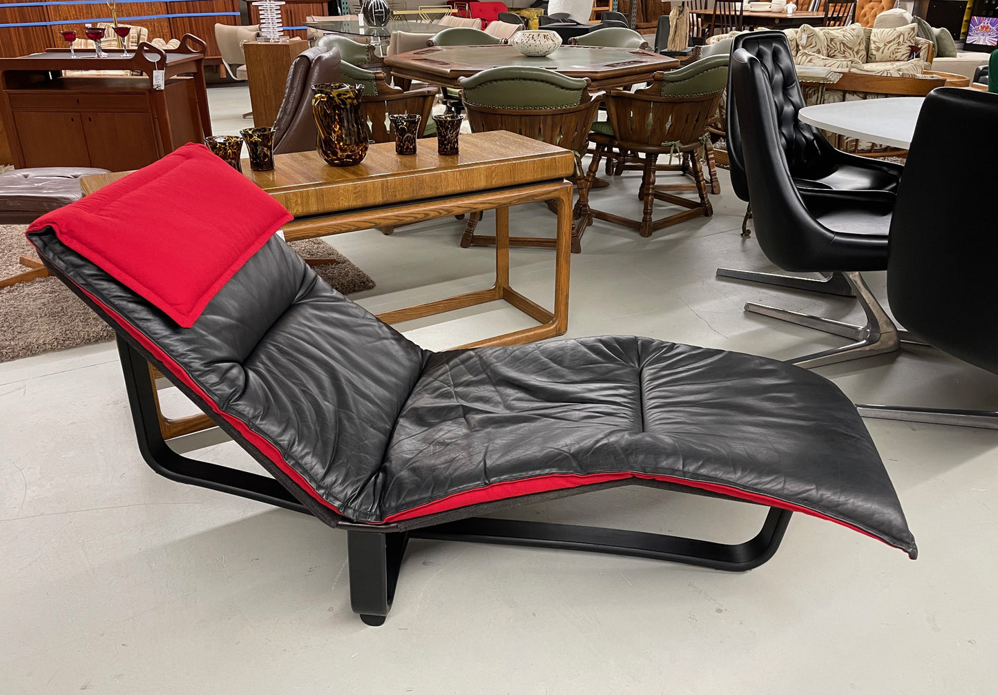 Westnofa Norwegian Black Leather and Red Wool Reversible Scandinavian Modern Chaise Lounge