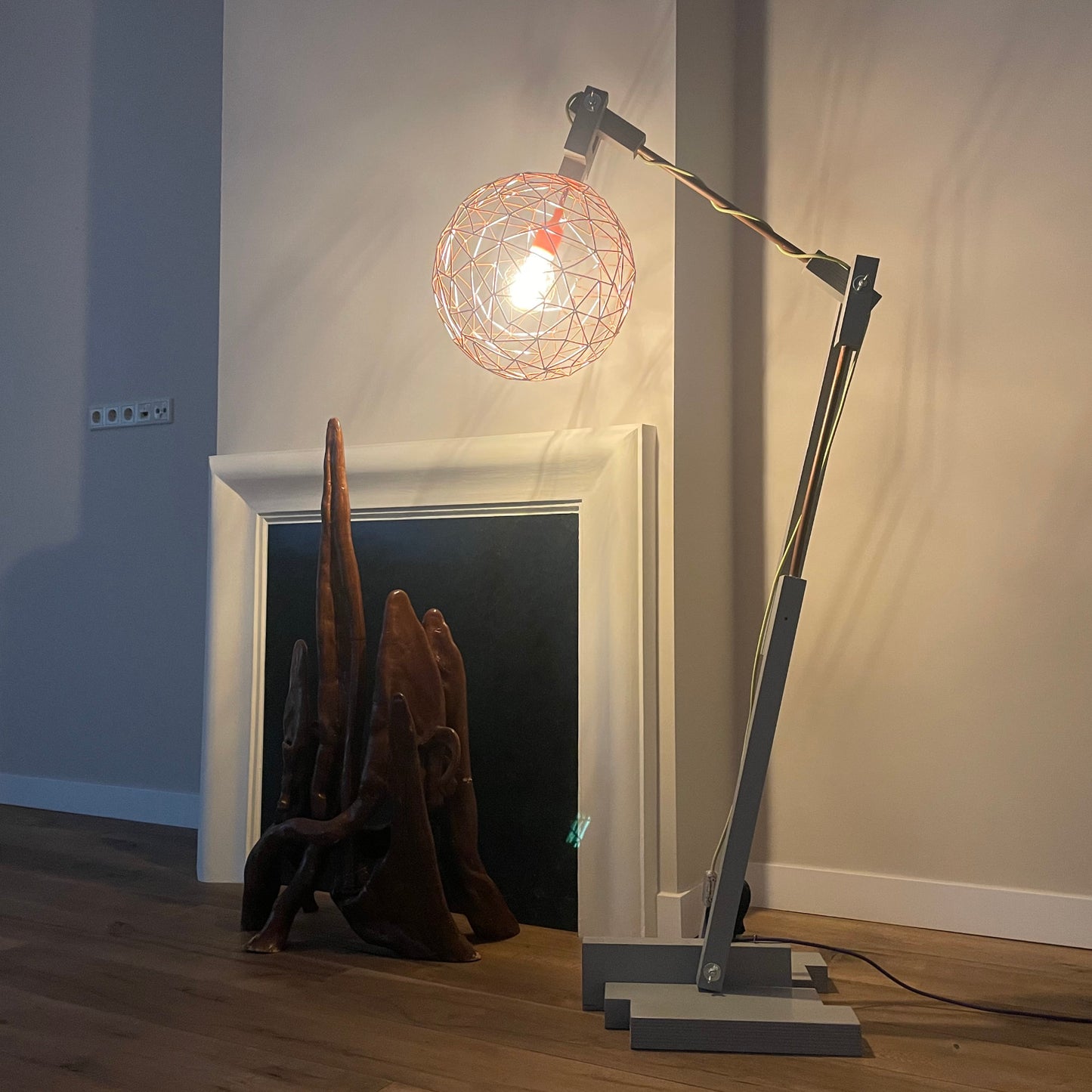 Op maat gemaakte grijze houten vloerlamp met koperkleurige kop